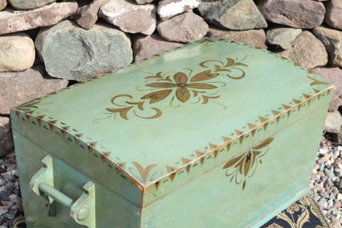 Scandinavian / Swedish 'Folk Art' marriage/bridal chest c.1935.