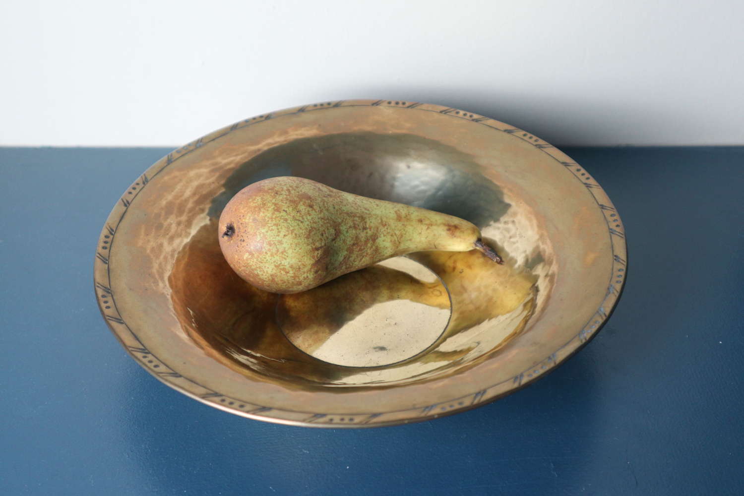 Arts & Crafts Hugh Wallis hand hammered brass bowl C.1910-1920.