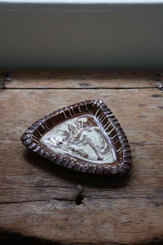 Late 19th Century Scottish Seaton Agateware triangular dish